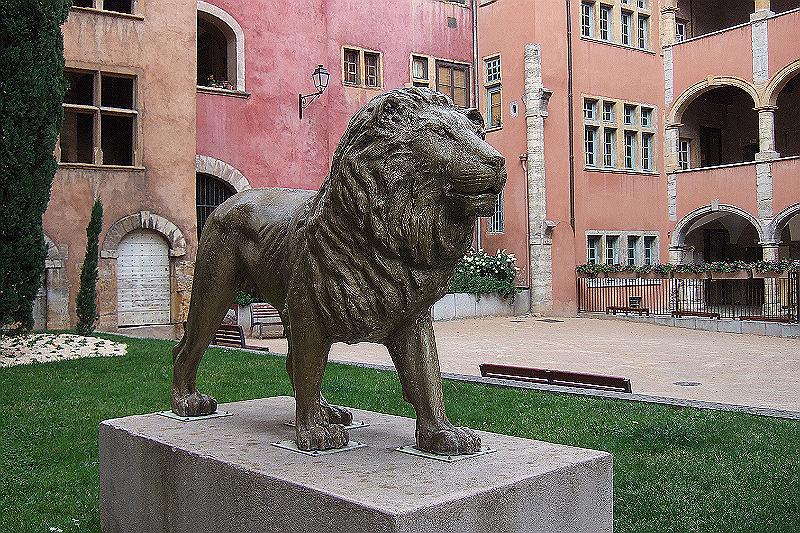 2010-06- (284).JPG - Wieder unten im "Vieux Lyon'" angekommen: Der Gründervater der Stadt?